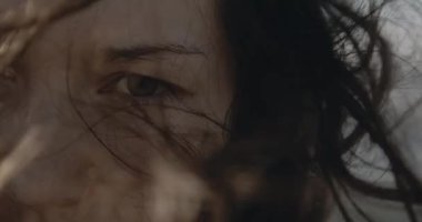 Çok yakın dramatik bir kadın portresi. Üzgün gözler ve rüzgarlı hava, sinema kamerasında çekildi, 12 bit renk.