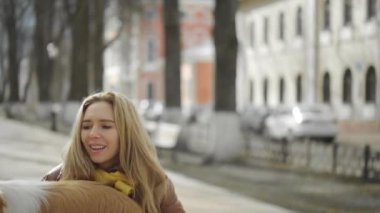 Zencefil sınırındaki Collie Dog ve sahibinin sokak dışında antrenmanına yakın durun. Kadın köpeğiyle zeka oyunu oynuyor. Evcil hayvanlar, birliktelik ve arkadaşlık yaşam tarzı. Köpek el üstünde zıplıyor