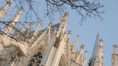 Amsterdam 'daki görkemli eski katedralin panorama manzarası. Avrupa mimarisi ve turistik yapı mirasını gösteren güzel beyaz gotik bina.