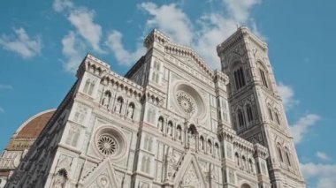 Floransa 'daki antik ve kültürel açıdan önemli bir binanın ön cephesinden ateş ediliyor. İtalyan şehrinin eski caddelerinde romantik yürüyüşler. Mimarların eserleri Santa Maria del Fiore Katedrali 'dir..