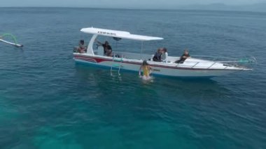 Bali, Endonezya - 30 Mart 2018: Axel Drone 'un mercan resif bölgesinde bulunan ve gezginlerin dalış yaparak zaman geçirdiği tekne dizisi. Turistler su altı güzelliğinin peşinde koşarken