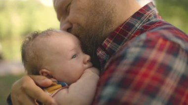 Bebeklerin portresi babanın elinde. Bir adam bebeğini kafasından öper, çocuğun güzelliğine hayran olur ve ona sevgisini gösterir. Bebek anne babasıyla yürürken dünyayı tecrübe ediyor..