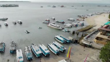 Bali, Endonezya - 30 Mart 2018: Axel Drone 'un tropik körfezdeki tekne iskelesi görüntüsü. Kıyı şeridi sahili manzarası. İHA 'lar tarafından vurulan yatlar ve tekneler. Bir sürü deniz taşıması olan deniz manzarası.