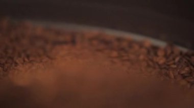 Kahve tohumlarını kapat. Kokulu kahve çekirdekleri kavrulmuş, sıcak aroma kahvesi ve organik tazelik, kavrulmuş kahve endüstrisi pişmiş..