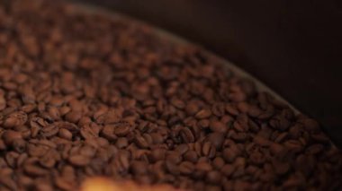 Kahve tohumlarını kapat. Kokulu kahve çekirdekleri kavrulmuş, sıcak aroma kahvesi ve organik tazelik, kavrulmuş kahve endüstrisi pişmiş..