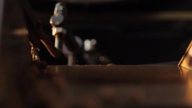 Kahve tohumlarını kapat. Kokulu kahve çekirdekleri kavrulmuş, sıcak aroma kahvesi ve organik tazelik, kavrulmuş kahve endüstrisi pişmiş..