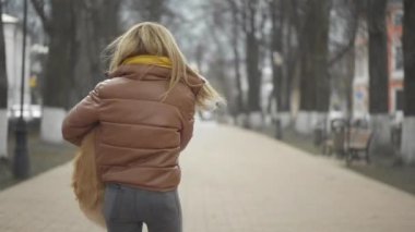 Kadın köpeğiyle zeka oyunu oynuyor. Zencefil sınırındaki Collie Dog ve sahibinin sokak dışında antrenmanına yakın durun. Evcil hayvanlar, birliktelik ve arkadaşlık yaşam tarzı..