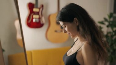 Güzel gülümseyen hamile kadın aynaya bakarken iç çamaşırı giyiyor. Genç bir anne hamileliğinin tadını evde çıkarıyor. Annelik ve aile kavramı