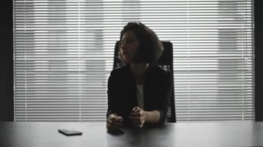 İşsizlik ve ekonomik kriz, koronavirüs yüzünden. Kariyerinin sonu, iflas. Şok olmuş karışık ırk iş kadını, kovulduğu için stresli hissediyor. Covid-19, salgın konsepti.