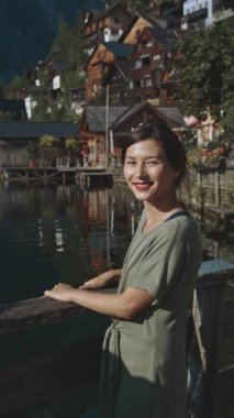 Yavaş çekimde genç hippi kızın etrafındaki dünyanın tadını çıkarışını, manzaraları, Avusturya 'daki evleri, dağları ve Alpleri. Millennial Avrupa 'yı tek başına geziyor. Macera ve düşey konsept.