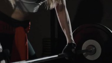 Atletik Güzel Kadın Spor Salonu 'nda halterle kaldırıyor. Göz kamaştırıcı Kadın Profesyonel Vücut Geliştirici Hardcore Eğitim Tesisinde Ağırlık Kaldırma Egzersizleri Yapıyor.