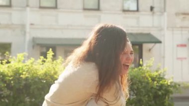 Mutlu arkadaşlar birlikte eğlenir. İki kız gün batımında güler ve gülümser. Yakın arkadaş kadınlar kucaklaşır. Arkadaşlık ve hafta sonu konsepti.