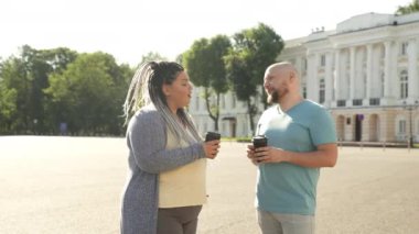 Güneşli bir günde sokakta konuşan ve kahve içen iki şişman arkadaş. Standart olmayan güzel insanlar hayatın ve havanın tadını çıkarırlar. Mutlu şişman erkekler yaz tatili boyunca sohbet ediyorlar..