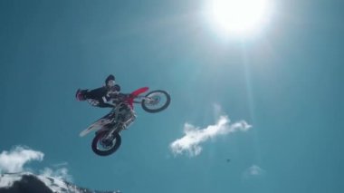 Sochi, Rusya - 30 Mart 2018: Ekstrem sporcu Kış Soçi Festivali, Quicksilver Area, Toyota Şov, Boogel Woogel Fest sırasında sıçrama tahtasında ustaca tehlikeli bir gösteri sergiliyor