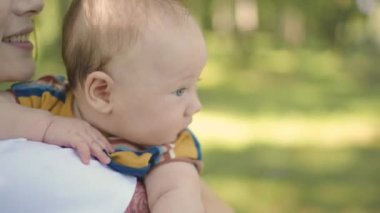 Güneşli bir günde parkta yürürken elinde küçük sevimli bir bebekle bir anne. Çocuk dünyayı ve çevreyi keşfediyor, ebeveynlerle doğayı deneyimliyor, etrafa bakıyor..