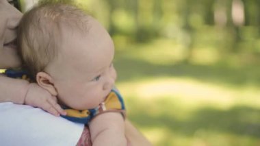 Güneşli bir günde parkta yürürken elinde küçük sevimli bir bebekle bir anne. Çocuk dünyayı ve çevreyi keşfediyor, ebeveynlerle doğayı deneyimliyor, etrafa bakıyor..