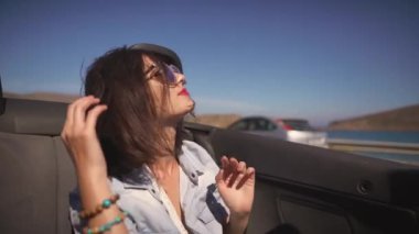 Genç, lüks bir kız kırmızı bir araba kullanıyor. En iyi arkadaşlar yazı birlikte geçirirler. Kızlar mutlu ve hayattan zevk alıyorlar. Arabayla denize giden yol. Sonsuza dek dostluk ve sevgi. Yunanistan 'ın güzelliği