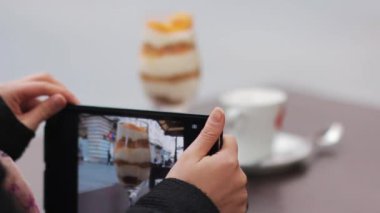 Bir kafede yemek fotoğrafı çek. Güzel bir Asyalı kız yazı Avrupa 'da tatilde geçirir. Kız mutlu ve hayattan zevk alıyor. Bir kadın Avrupa sokaklarında yürüyor. Sonsuza dek dostluk ve aşk..