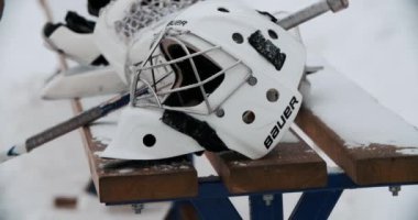 YAROSLAVL, RUSSIA - 29 Ocak 2015: Buz hokeyi kalecisi Miğferi. Genç gençler bahçede hokey oynarlar. Diski sürüyorlar, çatışmaya giriyorlar, paten kayıyorlar. İki kardeş ve kış eğlencesi Okul buz pistinde