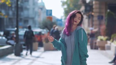 Kulaklıklı genç bir kadın. Güzel bir Asyalı kız yazı Avrupa 'da tatilde geçirir. Kız mutlu ve hayattan zevk alıyor. Bir kadın Avrupa sokaklarında yürüyor. Arkadaşlık ve aşk