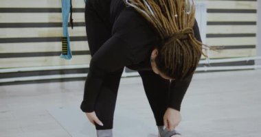 Mutlu vücut pozitifliği olan kadın hamaklar üzerinde esneme egzersizi yaptıktan sonra gülümsüyor ve gülüyor. Boby pozitifliği, açık fikirlilik, spor anlayışı. Hamaklarda yeni bir spor eğilimi esneme ve yoga.