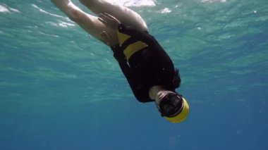 Güzel serbest dalgıç kız deniz dünyasının tadını çıkarıyor. Serbest dalış, bir insanın nefesini tutarak deniz suyuna daldığı bir spordur. Profesyonel olmayan bir sualtı dalgıcı.