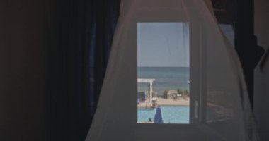 Pozitano 'nun penceresi. Amalfi sahilinin güzel manzarası üzerinde uçmak