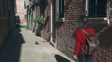 Covid salgın etkileri konsepti. Çekici genç bir kadın yalnız yürüyor sosyal mesafeyi koruyor ve arkadaşlarıyla internet üzerinden iletişim kuruyor. Güzel kız uzun karantina sonrası kendini izole ediyor..