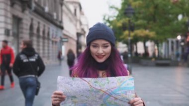 Çekici genç bir kadın Avrupa 'yı geziyor ve Barselona' yı geziyor. Elinde turist haritası var, tatilin tadını çıkarıyor..