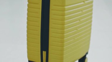 Güzel kız kamerayla gidiyor, bavulu hazırlıyor. Havaalanındaki kayıt standına giden genç bir kadın. Kız iş seyahatine ya da tatile hazırlanıyor, uçuşa hazırlanıyor. Seyahat, ulaşım kavramı.