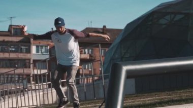 Kaykaycı merdivenlerden kayıyor ve yere düşüyor. Genç adam kaykayla başarısız oldu ve düştü. Kaykaycı eğitimine temiz havada devam ediyor. Boş zaman sporu kavramı.