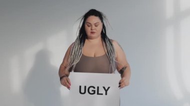 Çeşitli gerçek güzellik, çeşitlilik, kusurlu tolerans konsepti. İç çamaşırlı mutlu şişman kadın ve ağlama posteri. Doğal mükemmel değil. Cesur kız kameraya gülümsüyor..