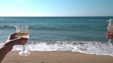 Sahilde beyaz şarap kadehlerinin şerefine. En iyi arkadaşlar yazı birlikte geçirirler. Kızlar mutlu ve hayattan zevk alıyorlar. Arabayla denize giden yol. Sonsuza dek dostluk ve sevgi. Yunanistan 'ın güzelliği.