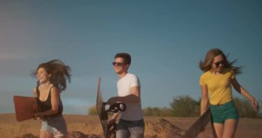 Snowboard ya da kum kaykayıyla kumda koşan çok ırklı arkadaşlar gülümsüyor ve zevk alıyorlar. Dubai tatil beldesinde bir grup genç insan. Arkadaşlık kavramı, ekstrem spor.