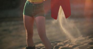 Gün batımında çölde seksi sarışın snowboardcu kız. Seyahat yaşam tarzı konsepti. Dubai 'de yaz tatili. Turizm, tatiller ve macera ortamı. Zımparalı kadın. Ekstrem spor ve aktiviteler.