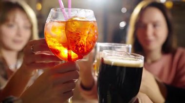 Bir grup mutlu çoklu etnik arkadaş birlikte eğleniyor, bir barda ya da evde şişe bira içiyor, kutlama yapıyor, mutlu bir şekilde gülümsüyor - arkadaşlık, birliktelik konsepti