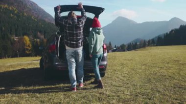 Karantina izolasyonundan sonra yolculuklarına çıkan birkaç genç hippi. Toplumsal uzaklık. Çantalı güzel yürüyüşçüler yerel dağları keşfediyor. Salgın hastalık üstüne arabayla seyahat ediyorlar.