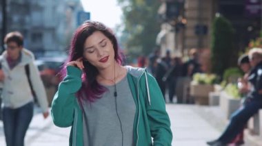 Kulaklıklı, açık havada genç bir beyaz kadın. Güzel bir Asyalı kız yazı Avrupa 'da tatilde geçirir. Kız mutlu ve hayattan zevk alıyor. Bir kadın Avrupa sokaklarında yürüyor. Arkadaşlık ve