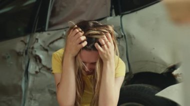 Yüzünde yara izi olan stresli mutsuz bir kadın. Araba kazası kurbanı. Kaza anında yolda oturan yaralı kız. Felaket, yaralanma, ilk yardım ve 911. Tehlikeli sürüş.