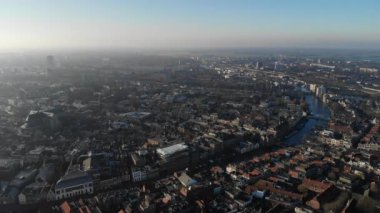Amsterdam Hollanda 'nın gündüz hava manzarası. Eski dans evleri, Amstel nehri, köprüleri olan kanallar, Avrupa 'nın eski manzarası.