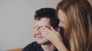 Müstakbel ebeveynler bebek bekliyor. Mutlu genç kız sevgilisine pozitif hamilelik testiyle sürpriz yapıyor. Aşk kavramı, aile, ilişki. Hamileliğin neşesi. Heyecanlı çift, geleceğin çocuğunu bekliyor..