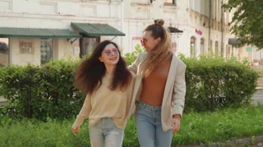 Yaz günü parkta yürüyen iki kadın arkadaş. Çok ırklı kızlar birlikte vakit geçirir. Arkadaşlık ve iletişim konsepti.