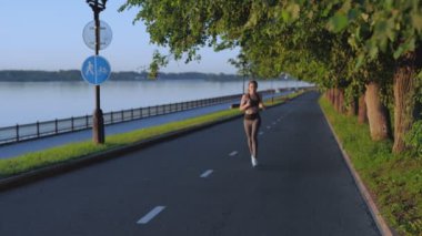 Sabahları koşan beyaz bir genç kız. Nehir kenarında ya da parkta koşan güçlü bir kadın. İnce kadın atlet sokakta antrenman yapıyor. Maratona hazırlanıyorum. Sağlıklı yaşam tarzı