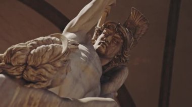 Gündüz manzarası ya da eski soyut heykel ya da Floransa 'daki ünlü caddenin heykeli. Roma binalarını ve meydanları gezen romantik bir yer. Avrupa 'da keşif ya da kültür turu.