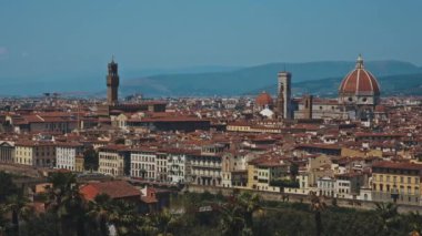 İHA 'dan hava görüntüsü: Güneşli bir günde tarih ve kültür açısından zengin İtalyan antik şehri. Dağların önünde ortaçağ kiliseleri ve katedralleri olan eski güzel bir kasaba. Nehir şehirden akıyor..