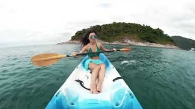 Pretty Woman okyanusta kayak yapıyor. Tayland 'da turizm ve eğlence. Yakışıklı Asyalı kadın adaları geziyor. Kız hayattan zevk alıyor ve eğleniyor. Cennet kumsalları ve beyaz kum