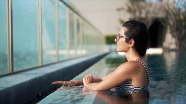 Güzel seksi kadın havuzdan çık. Tayland 'da turizm ve eğlence. Yakışıklı Asyalı kadın adaları geziyor. Kız hayattan zevk alıyor ve eğleniyor. Cennet kumsalları ve beyaz kum