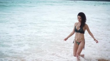Güzel kız plaj boyunca bikiniyle koşuyor. Tayland 'da turizm ve eğlence. Yakışıklı Asyalı kadın adaları geziyor. Kız hayattan zevk alıyor ve eğleniyor. Cennet kumsalları ve beyaz