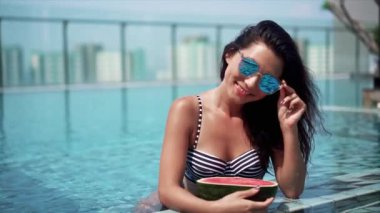 karpuz havuzu ile genç seksi kız