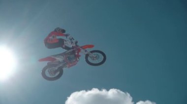 Sochi, Rusya - 30 Mart 2018: Ekstrem sporcu Kış Soçi Festivali, Quicksilver Area, Toyota Şov, Boogel Woogel Fest sırasında sıçrama tahtasında inanılmaz bir gösteri sergiliyor